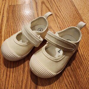Cat & jack infant girl size 4 shoe
